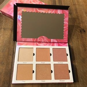 New Violet Voss Highlighter Palette, Rose Gold
